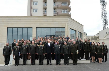 Prezident İlham Əliyev hərbçilər üçün inşa edilən binada yaradılan şəraitlə tanış olub