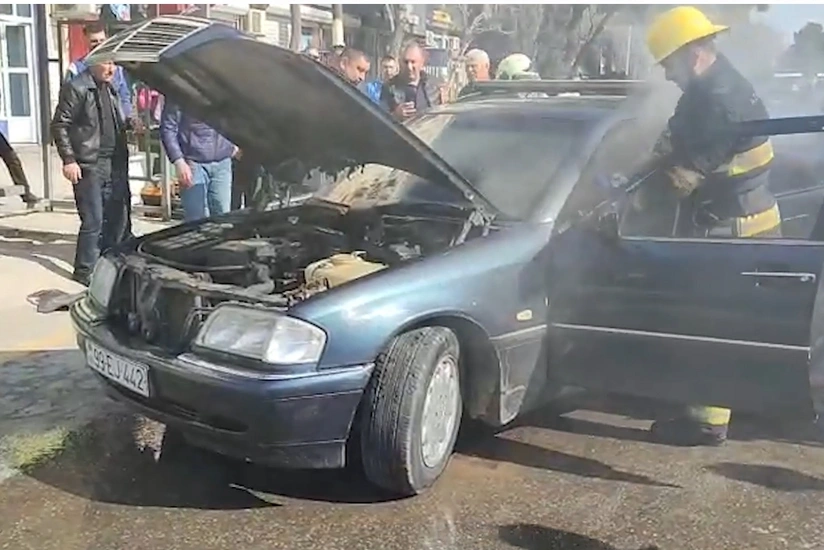 В Сумгайыте загорелся автомобиль