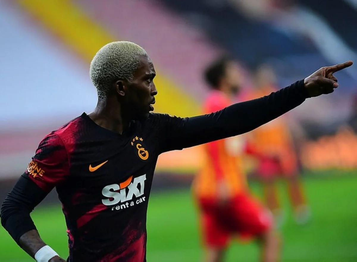 Olimpiakos Qalatasaraydan ayrılan futbolçunu transfer edir