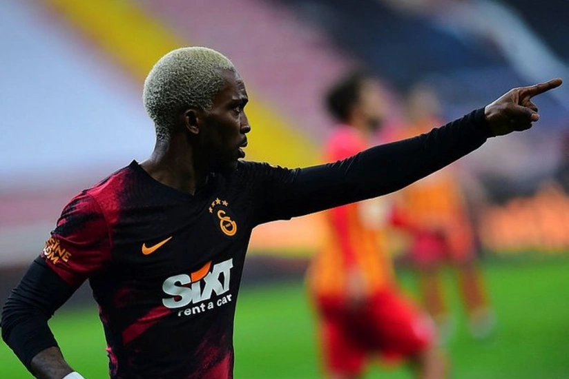 Olimpiakos Qalatasaraydan ayrılan futbolçunu transfer edir