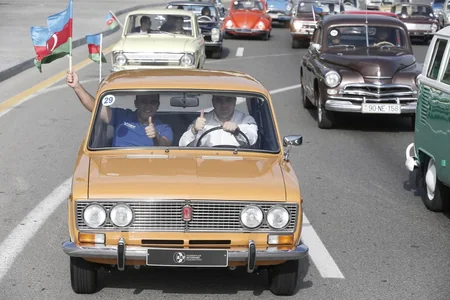 Bakıda Dövlət Bayrağı Günü münasibətilə klassik avtomobillərin paradı keçirilib - FOTOREPORTAJ