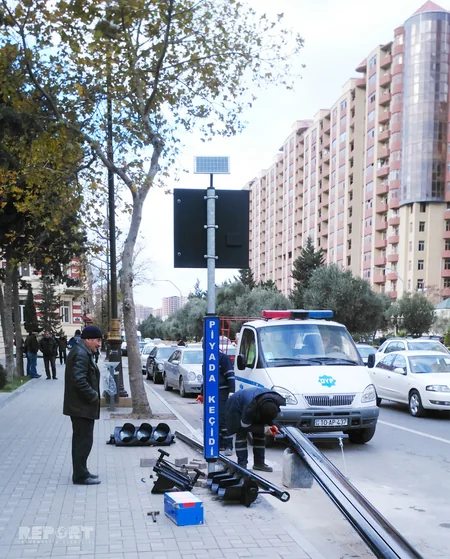 Bakıda tıxac yaradan piyada keçidlərinin qarşısında işıqfor quraşdırılır - FOTO