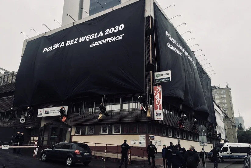 Активисты из Greenpeace залезли на крышу здания польской правящей партии