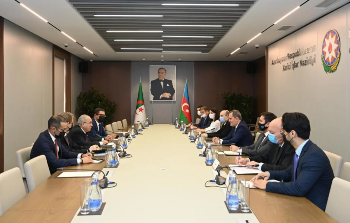 Azerbaijani and Algerian FMs holding expanded meeting