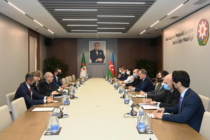 Azerbaijani and Algerian FMs holding expanded meeting