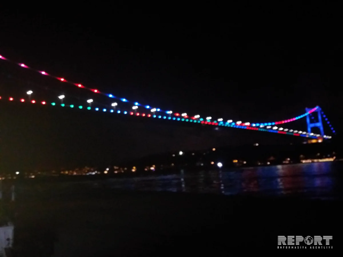 İstanbulun Fatih Sultan Mehmet körpüsü Azərbaycan bayrağının rənglərinə boyanıb - FOTO