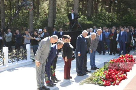 Ümummilli Lider Heydər Əliyevin xatirəsi anılır - FOTOREPORTAJ