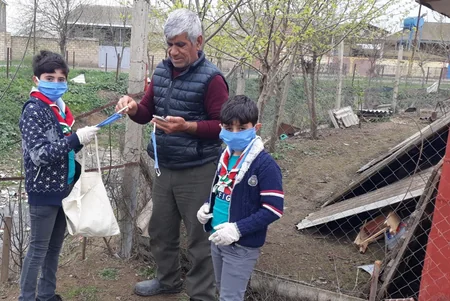 Kənd müəllimləri evdə maska tikərək pulsuz paylayır
