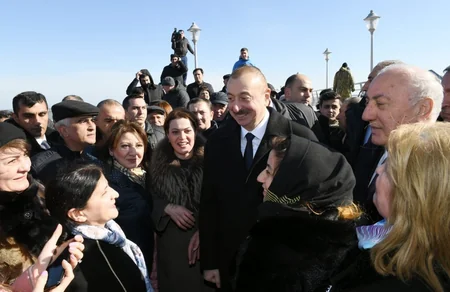 Prezident Sumqayıtın dənizkənarı bulvarında şəhərin sakinləri ilə görüşüb
