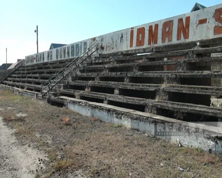 Ucarın mərkəzi stadionunda oturacaqlar dağılıb, yardımçı bina talan edilib