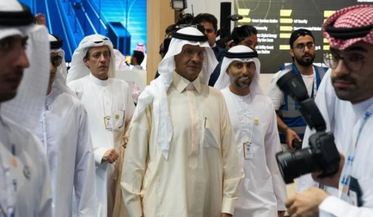 Saudi Aramco səhmlərini satmaqda israrlıdır
