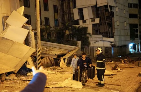4 killed, 219 injured in a strong quake in Taiwan - VIDEO