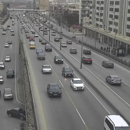 Bakının bir sıra yollarında nəqliyyat vasitələrinin sıxlığı yaranıb