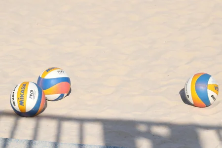 Çimərlik voleybolu üzrə ölkə çempionatında yarımfinal və bürünc medal uğrunda oyunlar keçirilib