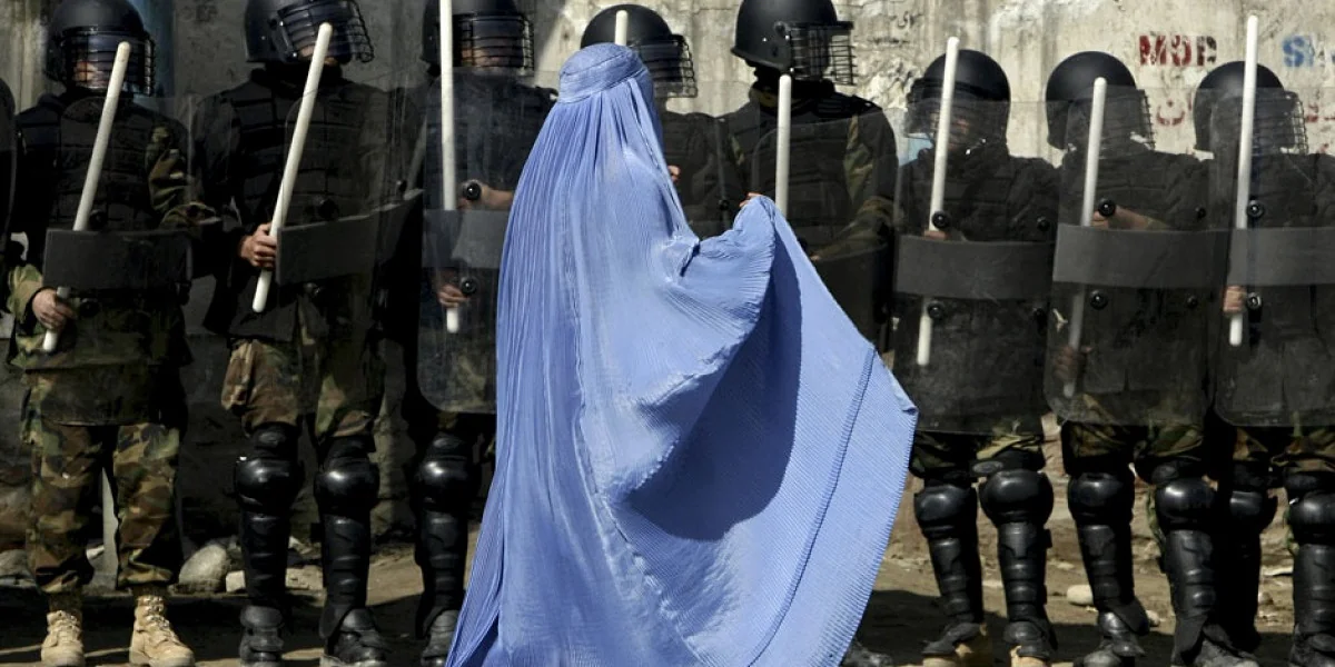 Taliban qadınların kişilər olmadan həkimə getməsini qadağan edib