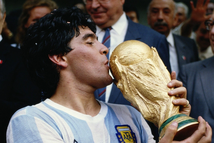 Napolinin stadionuna Maradonanın adı verildi