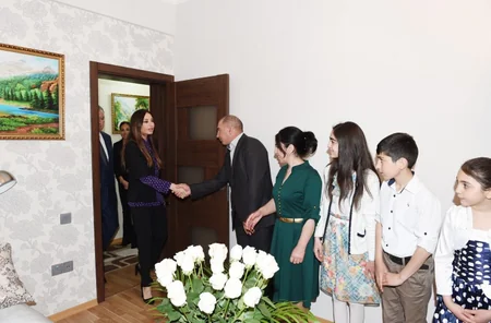 ​Azərbaycanın birinci xanımı Xırdalanda məcburi köçkün ailələri üçün inşa edilən binanın açılışında iştirak edib - FOTO