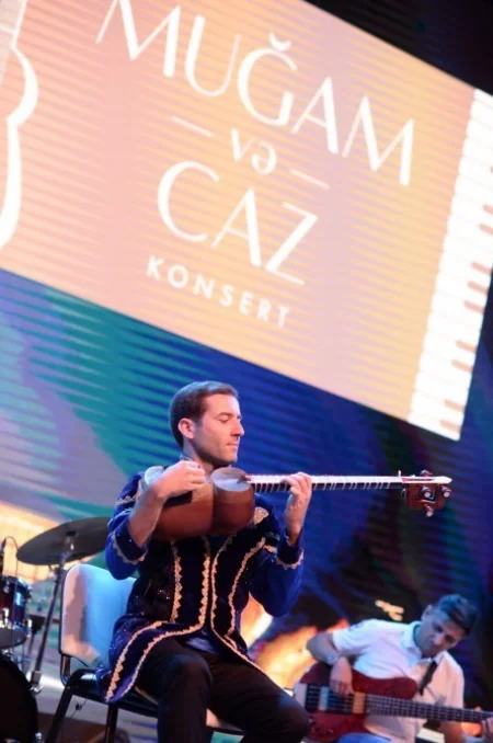 Heydər Əliyev Mərkəzinin parkında muğam-caz konserti olub