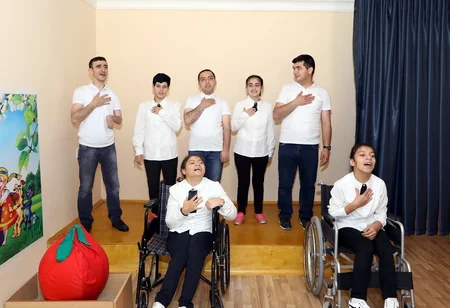 Nazir sağlamlıq imkanları məhdud uşaqlarla görüşüb