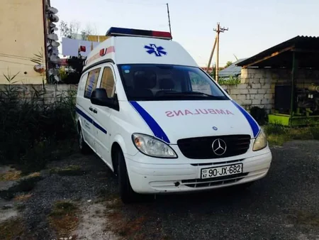 Yevlax xəstəxanasından xəstələri təxliyyə edən ambulans Mingəçevirdə qəzaya düşüb