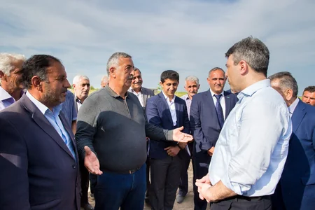 Kənd təsərrüfatı naziri pambıqçılarla görüşüb