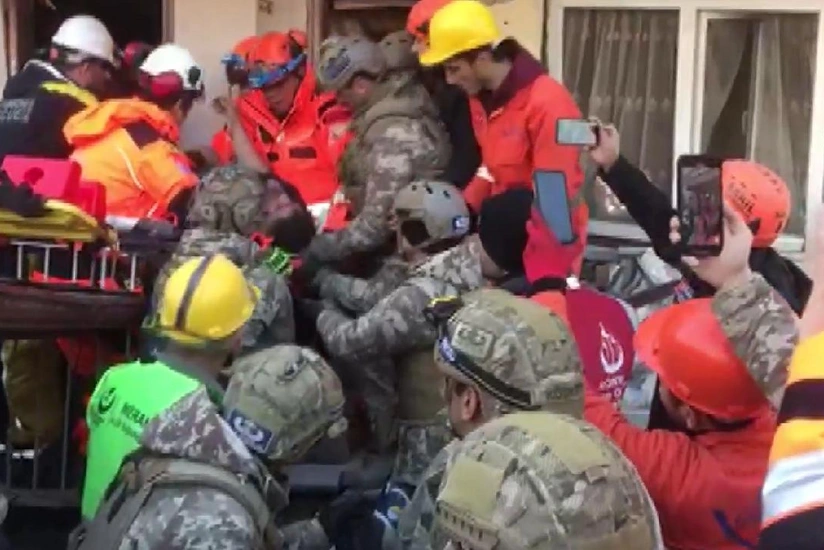 В Хатае спустя 82 часа после землетрясения спасена семья из пяти человек