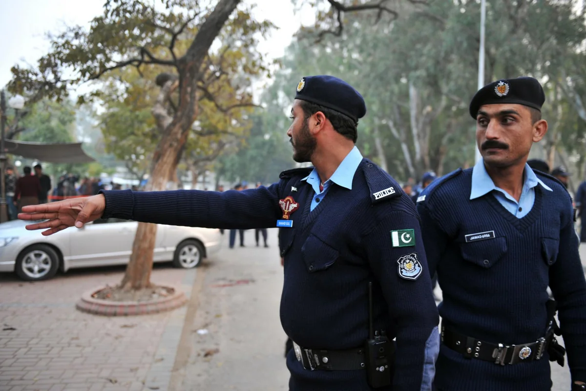 Pakistan polisi İmran Xanın evini mühasirəyə alıb