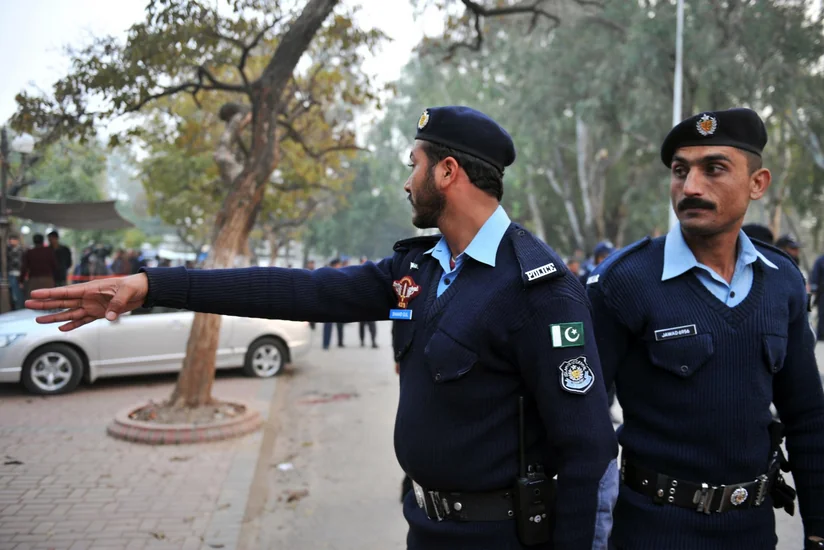 Pakistan polisi İmran Xanın evini mühasirəyə alıb