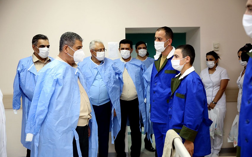 Müdafiə naziri hərbi hospitalda olub