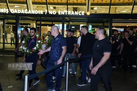 Avropa çempionatında komanda hesabında birinci olmuş Azərbaycan güləşçiləri Vətənə qayıdıb