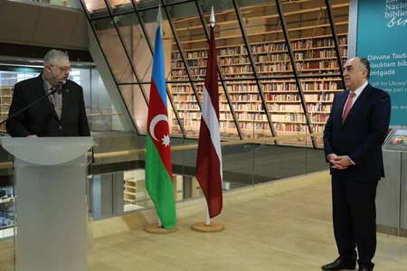 Elmar Məmmədyarov Latviya Milli Kitabxanasına Dağlıq Qarabağla bağlı kitab hədiyyə edib