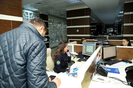 Мужчина упал, схватившись за сердце, чтобы его жена прошла в суматохе без досмотра - РЕПОРТАЖ С ТАМОЖНИ