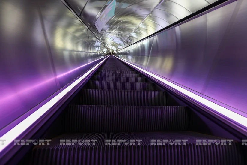 Bakı metrosunda sərnişin eskalatoru saxlayıb