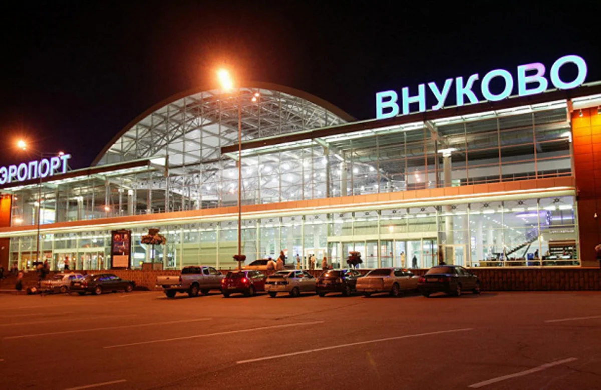 Moskvada stüardessa təyyarədən yerə düşüb