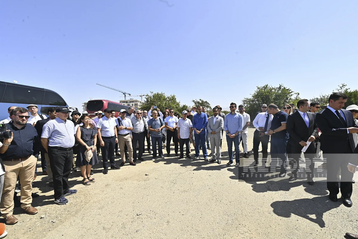 Foreign diplomats get acquainted with work carried out in residential complex in Aghdam