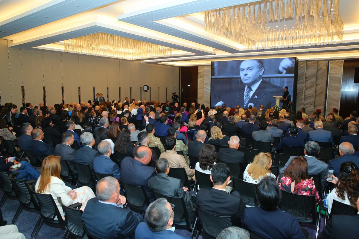 Heydər Əliyevin 100 illik yubileyinə həsr olunan “Müstəqil Azərbaycanın Banisi” adlı konfrans keçirilib