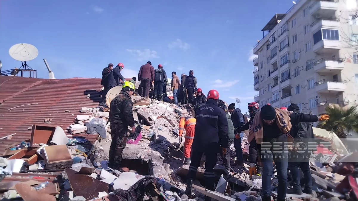 Azərbaycanın xilasediciləri dağıntılar altından daha bir gəncin meyitini çıxarıb