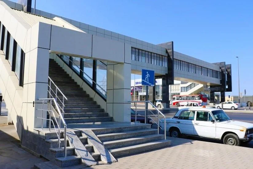 Bakıda baş vermiş yol qəzası yerüstü piyada keçidini və içərisindəki lifti sıradan çıxarıb