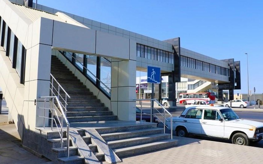 Bakıda baş vermiş yol qəzası yerüstü piyada keçidini və içərisindəki lifti sıradan çıxarıb