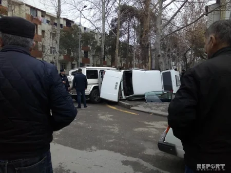 Mingəçevirdə yol qəzası olub, avtomobillərdən biri aşıb