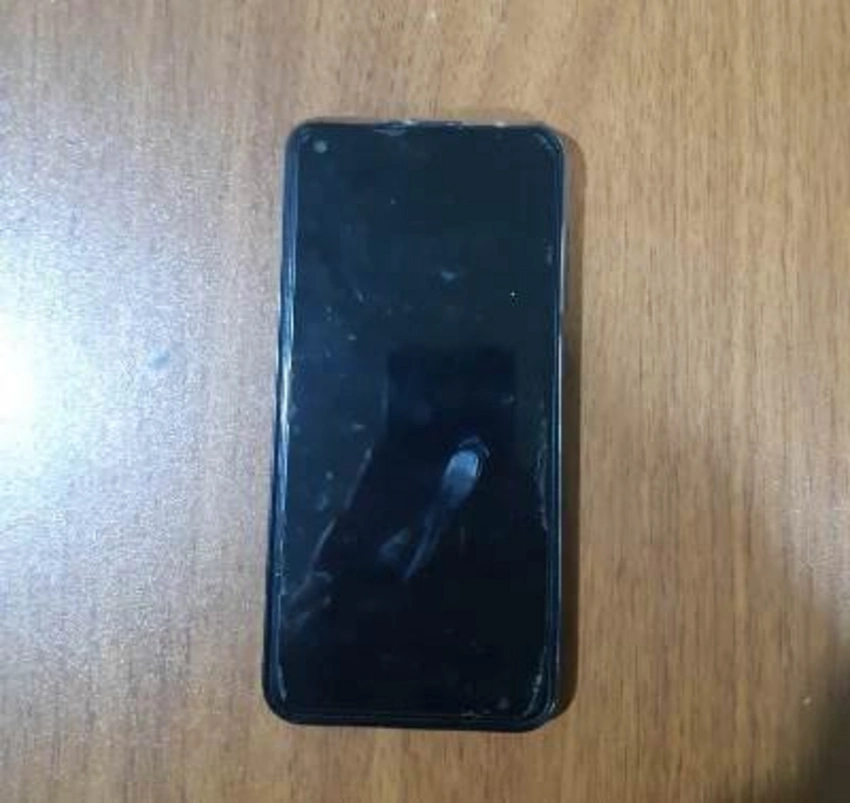 Qadın həbsdə olan həyat yoldaşına corabda telefon keçirməyə cəhd edib