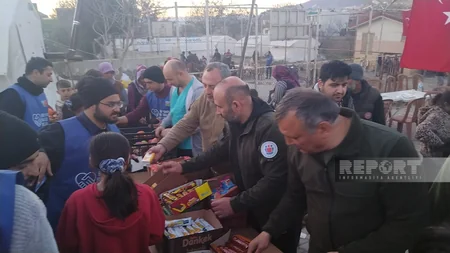 Azərbaycanın könüllü həkimləri ilə iş adamı Kahramanmaraşın daha bir bölgəsində yeməklər paylayıb - YENİLƏNİB