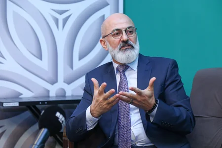 Səhnəyə həyat yoldaşı ilə çıxan aktyor: Aktrisa ilə yaxınlaşmağı, qucaqlaşmağı bacarmıram - MÜSAHİBƏ