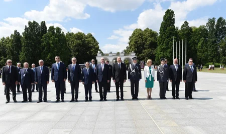Prezident İlham Əliyev Varşavada “Naməlum əsgər” abidəsini ziyarət edib