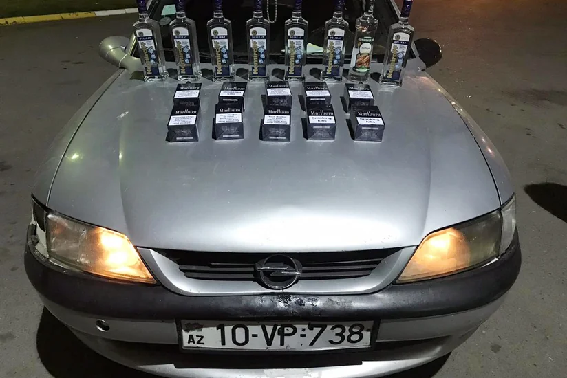 Azərbaycan gömrükçüləri avtomobildə gizlədilmiş spirtli içkilər və siqaretlər aşkar edib