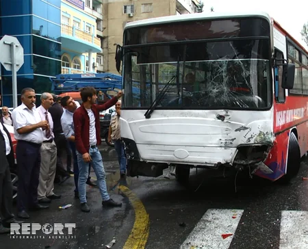 Bakıda yüksək sürətlə hərəkət edən sərnişin avtobusu qəza törədib - FOTO