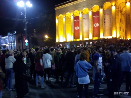 В центре Тбилиси продолжается акция протеста - ФОТО
