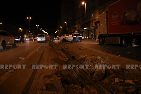 Bakıda avtomobil maneəyə çırpıldı, xəsarət alan var