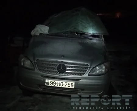 ​Kürdəmirdə mikroavtobus qəza törədib, 3 nəfər ağır yaralanıb - FOTO