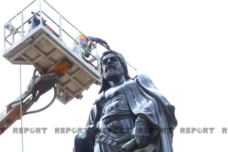 Bakıda heykəllər yuyulur